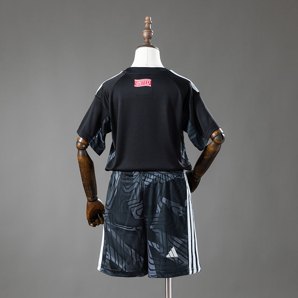 M-U 26/27 Goalkeeper Kids Kit