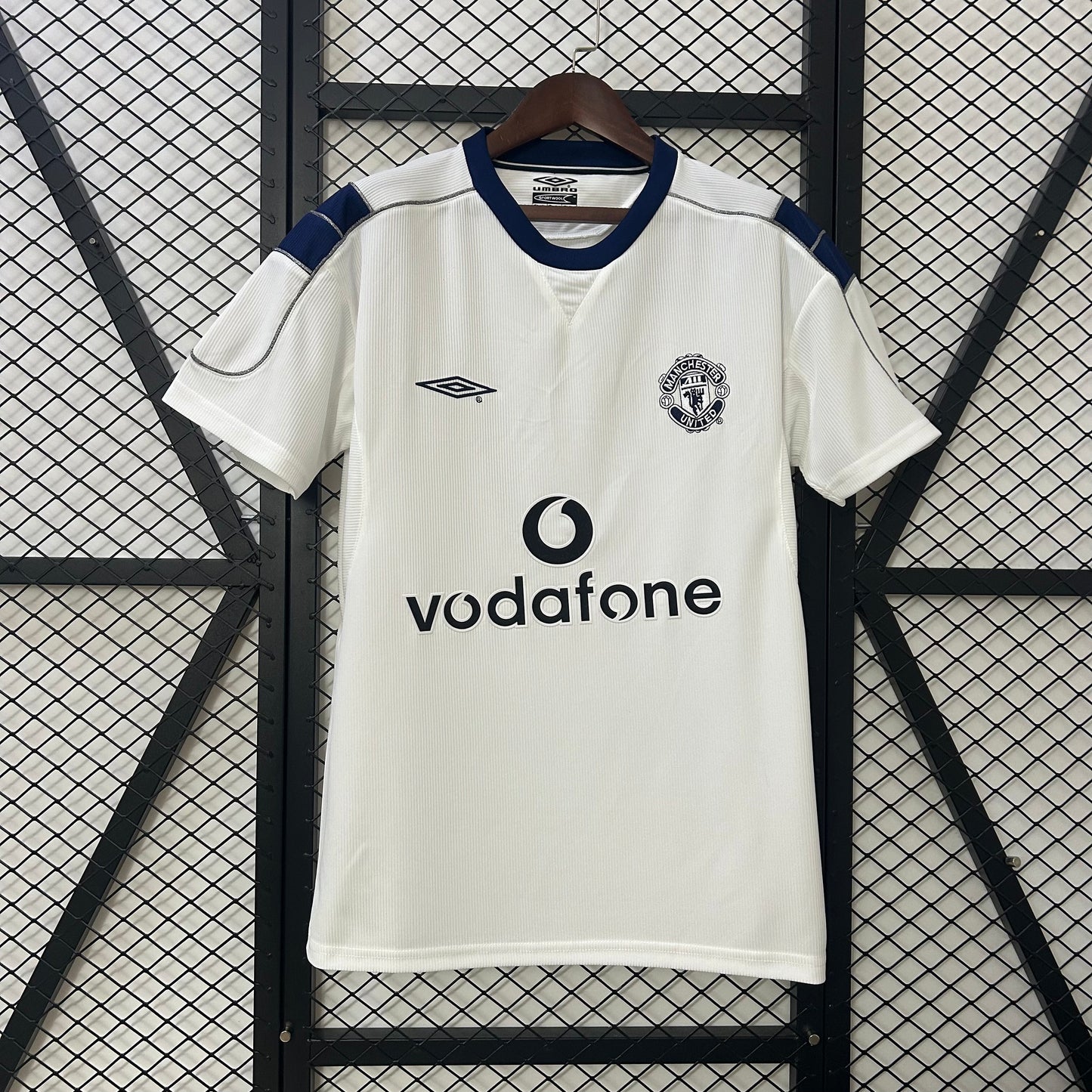 Retro Manchester United 00/01 away